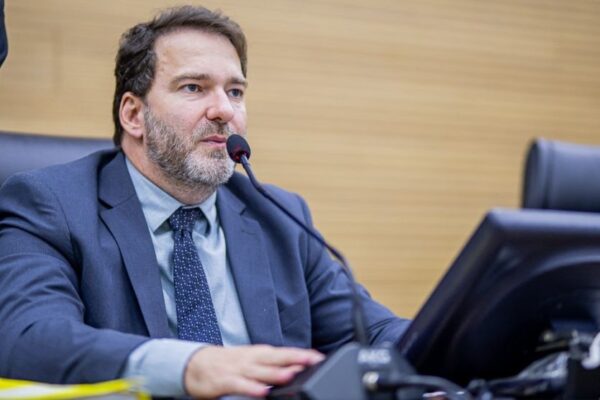 É fake news que Alex Redano responde ação do MP sobre associação; decisão judicial inocentou deputado É fake news que Alex Redano responde ação do MP sobre associação; decisão judicial inocentou deputado
