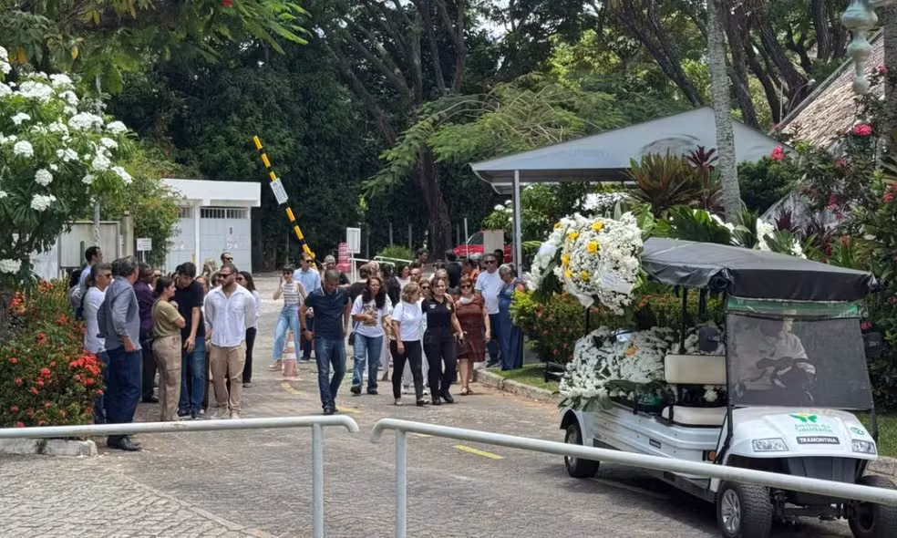 Corpo de professora assassinada em sala de aula é velado e cremado em Salvador