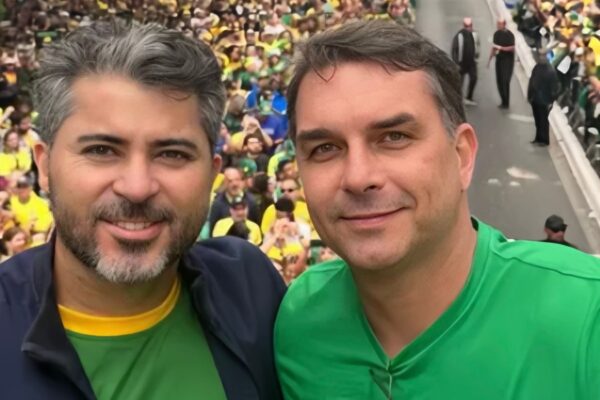 Flávio Bolsonaro participa de encontro do PL em Rondônia para lançamento da pré-candidatura de Marcos Rogério ao Governo Flávio Bolsonaro participa de encontro do PL em Rondônia para lançamento da pré-candidatura de Marcos Rogério ao Governo