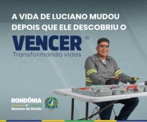 Policiais militares ficam feridos após viatura bater em poste