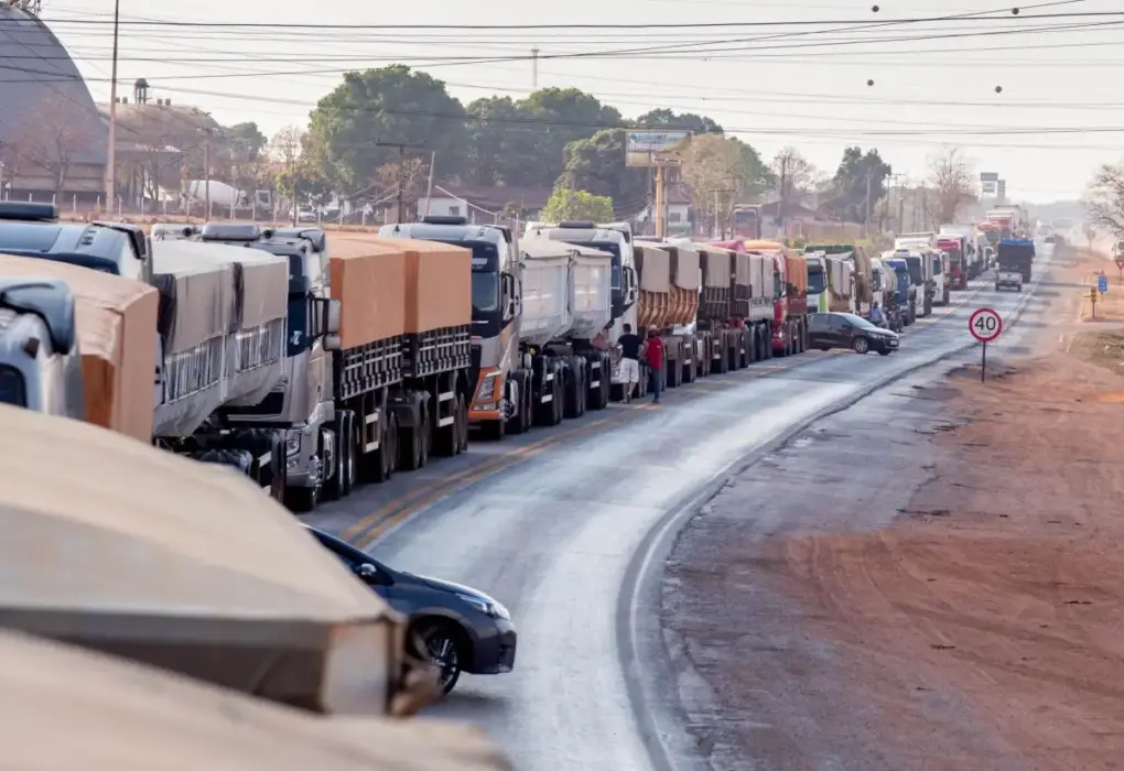 Caminhoneiros adiam paralisação e esperam nova rodada de conversa com o governo