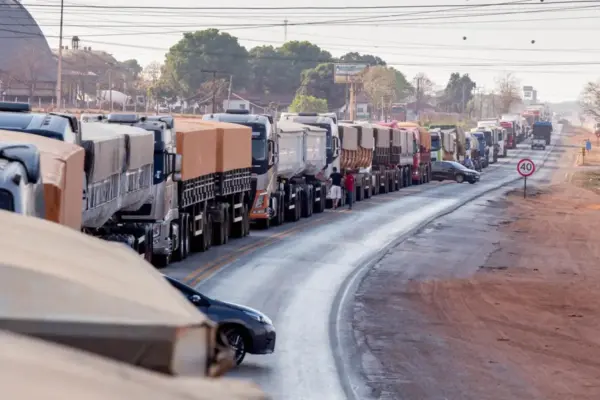 Caminhoneiros adiam paralisação e esperam nova rodada de conversa com o governo Caminhoneiros adiam paralisação e esperam nova rodada de conversa com o governo