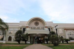 Curso de medicina ligado à família Carvalho entra em lista do MEC