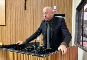 Gedeão Negreiros solicita instalação urgente de tampa de bueiro no bairro Flodoaldo Pontes Pinto