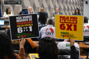 Escala 6 x 1 continua permitida pela legislação e entra no centro das discussões sobre jornada de trabalho no Brasil