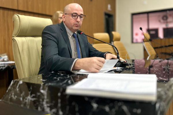 Gedeão Negreiros aciona prefeitura para garantir asfalto e infraestrutura em sete ruas de Porto Velho
