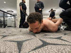 EUA: Suspeito de ataque contra Trump é contido por agentes durante evento em Washington