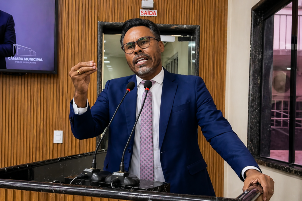 Vereador Devanildo Santana relata agressão durante pronunciamento na tribuna da Câmara Municipal Vereador Devanildo Santana relata agressão durante pronunciamento na tribuna da Câmara Municipal