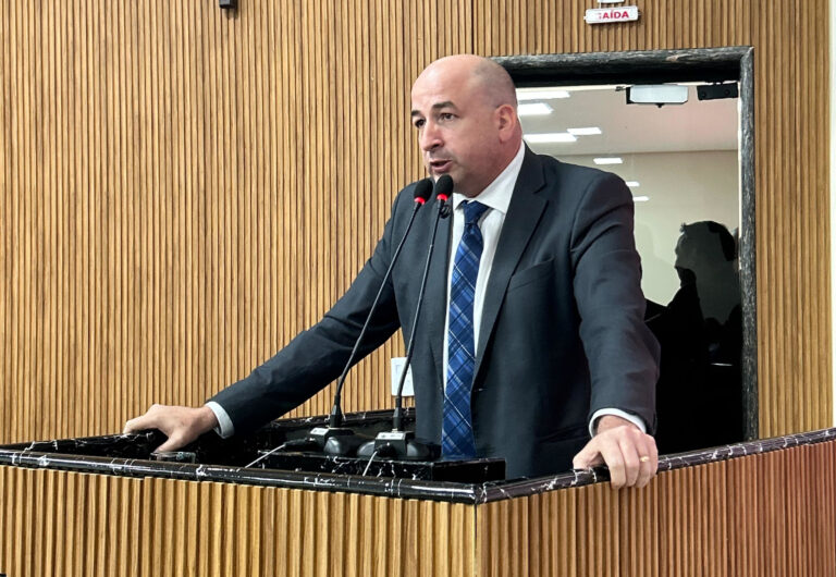 Gedeão Negreiros cobra limpeza urgente de vala no Bairro São Francisco