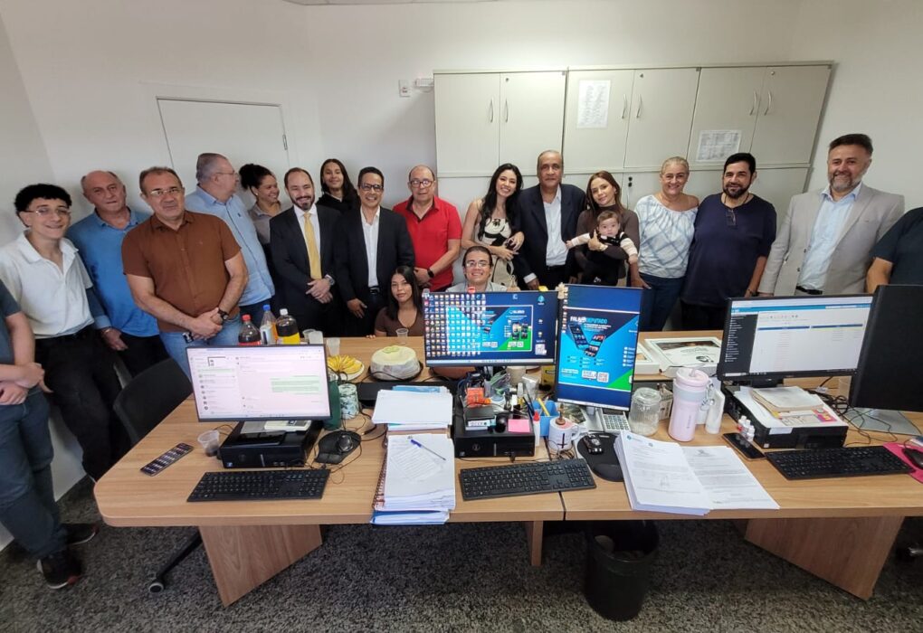 Servidor da Alero celebra 49 anos de serviço público e data é comemorada pela equipe do deputado Laerte Gomes