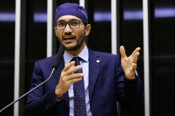 Deputado Fernando Máximo destaca projetos aprovados e homenageia nova comandante dos Bombeiros em Rondônia