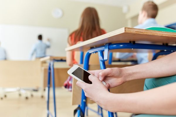 MPRO instaura procedimentos para fiscalizar proibição do uso de celulares nas escolas de Porto Velho