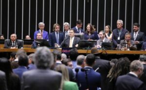 Congresso derruba veto e muda cálculo de pena que pode reduzir tempo de progressão de Bolsonaro