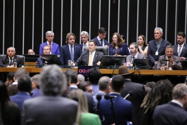 Congresso derruba veto e muda cálculo de pena que pode reduzir tempo de progressão de Bolsonaro