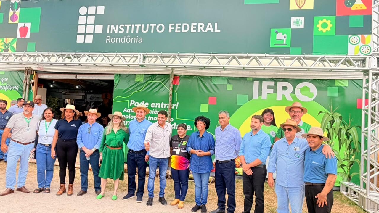 www.deixaeutefalar.com.br Deputada Sílvia Cristina entrega ônibus para a Faperon/Senar, na Rondônia Rural Show