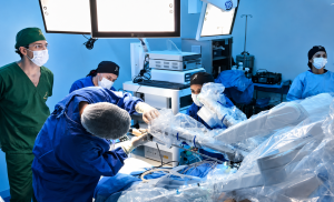 Rondônia registra cirurgia abdominal robótica inédita no país com uso do robô Toumai