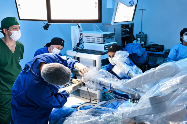 Rondônia registra cirurgia abdominal robótica inédita no país com uso do robô Toumai