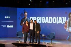 Mais jovens trabalham com carteira assinada, mas poucos conseguem segurar o primeiro emprego no Brasil
