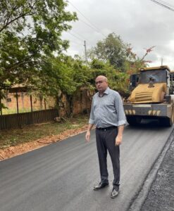 Trabalho Concluído: Gedeão Negreiros fiscaliza aplicação de asfalto após pedido atendido