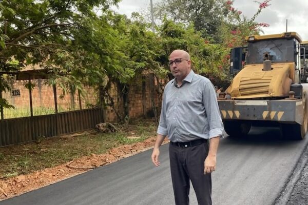 Trabalho Concluído: Gedeão Negreiros fiscaliza aplicação de asfalto após pedido atendido
