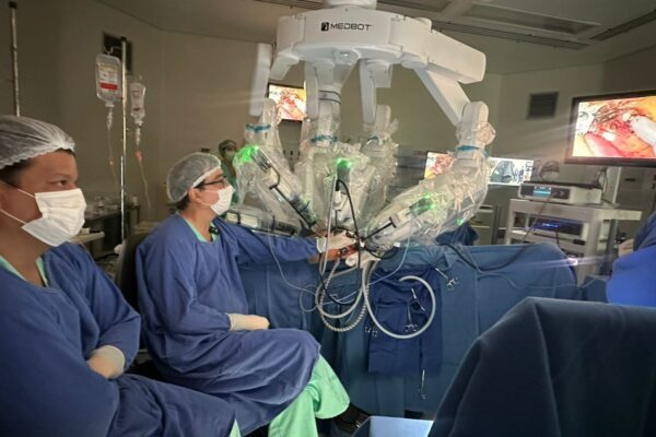 Laerte Gomes viabiliza cirurgia robótica histórica no Hospital de Amor