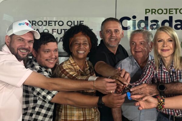 Sílvia Cristina assegura van para o transporte de pacientes no Hospital de Amor em Ji-Paraná