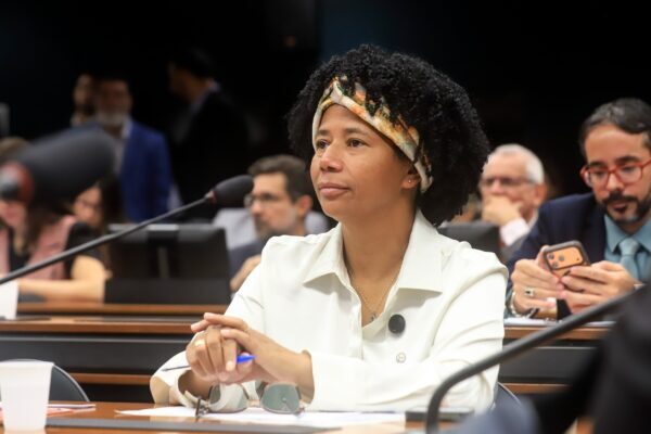 Sílvia Cristina comemora aprovação da aposentadoria especial de agentes comunitários de saúde e de endemias