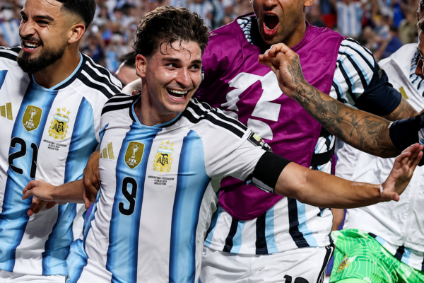 Argentina vence Suíça por 3 a 1 na prorrogação e enfrenta Inglaterra na semifinal Argentina vence Suíça por 3 a 1 na prorrogação e enfrenta Inglaterra na semifinal