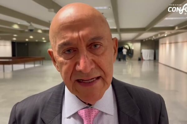 www.deixaeutefalar.com.br Confúcio Moura desiste da reeleição e anuncia saída da disputa ao Senado por Rondônia