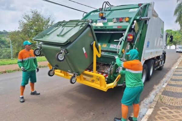 Câmara pede suspensão de pagamentos e apura contrato da coleta de lixo Câmara pede suspensão de pagamentos e apura contrato da coleta de lixo