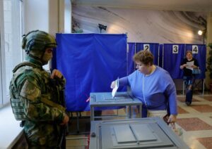www.deixaeutefalar.com.br Ucranianos votam sob guarda de militares russos armados