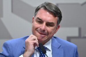Flávio Bolsonaro tem vínculos com alvo da PF no escândalo do INSS