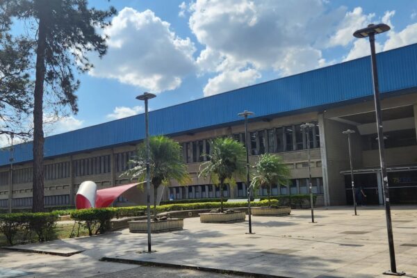 Justiça obriga USP a rematricular aluno após cancelamento por cota