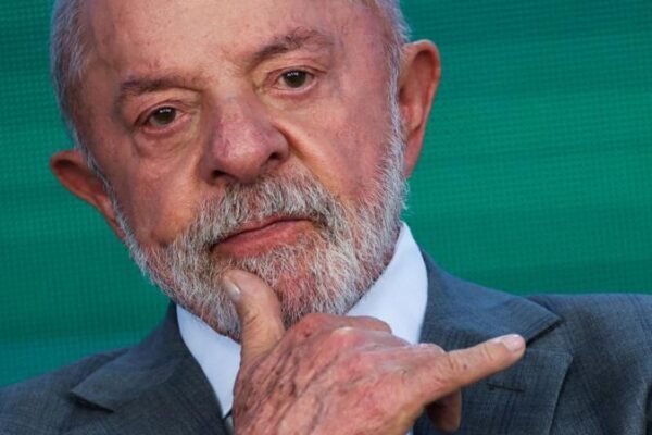 Lula anuncia reajuste de 15% no Bolsa Família