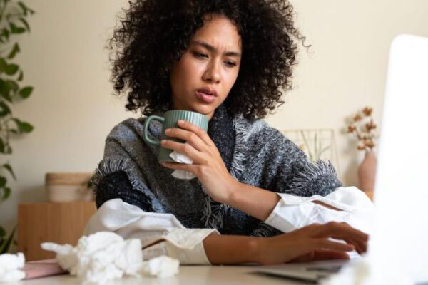 Metade dos britânicos trabalha mesmo doente, aponta estudo