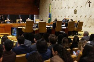 www.deixaeutefalar.com.br Professor vê crise do STF além do impeachment de ministros