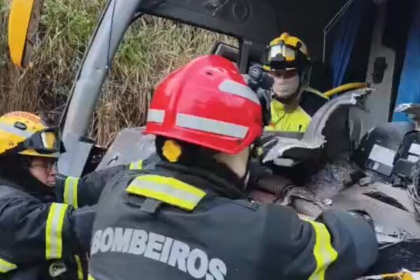 Ônibus e caminhão colidem na BR-174 e deixam quatro feridos