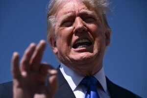 Trump fecha Kennedy Center e ameaça museu Smithsonian