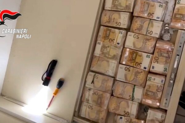 Itália apreende R$ 17 mi em paredes, armas russas e 11 Rolex
