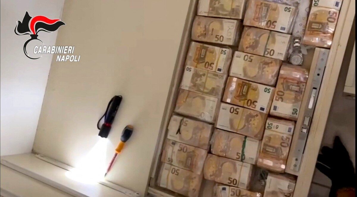www.deixaeutefalar.com.br Itália apreende R$ 17 mi em paredes, armas russas e 11 Rolex