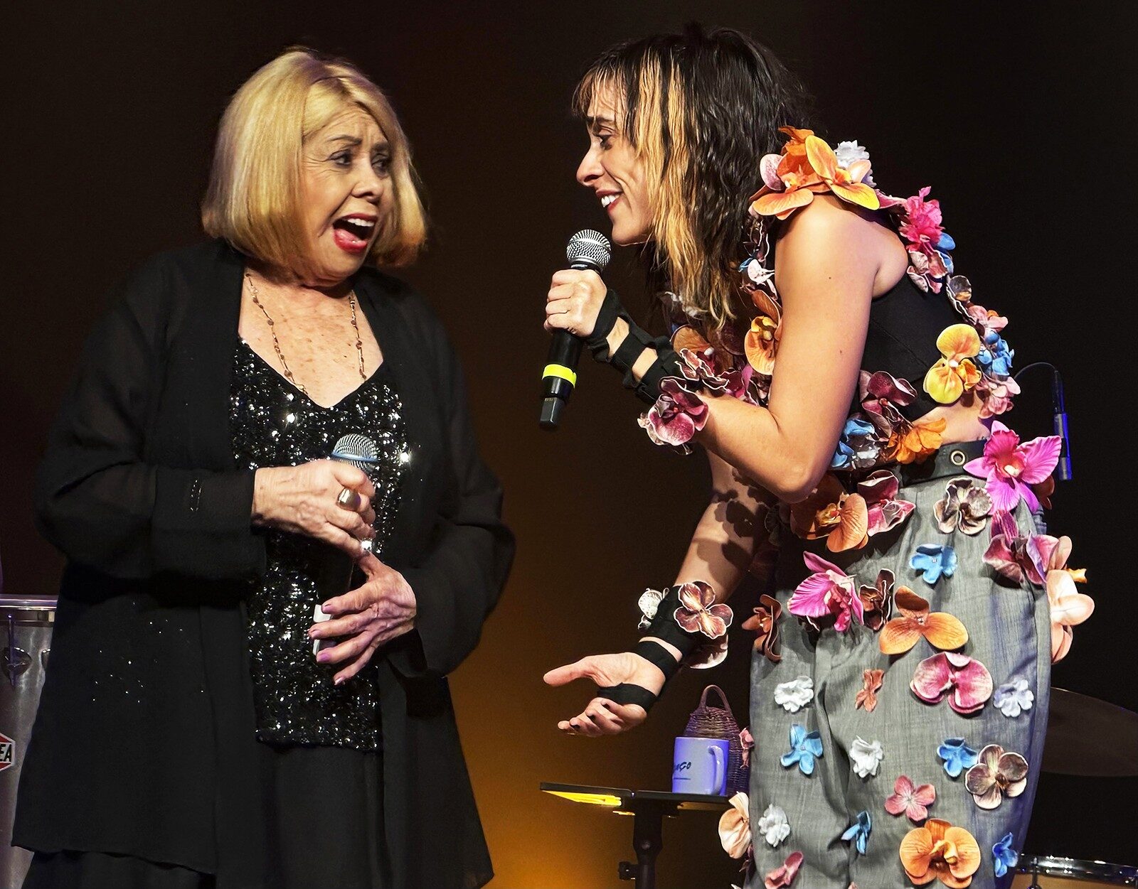 www.deixaeutefalar.com.br Anastácia participa de show de Juliana Linhares em Niterói