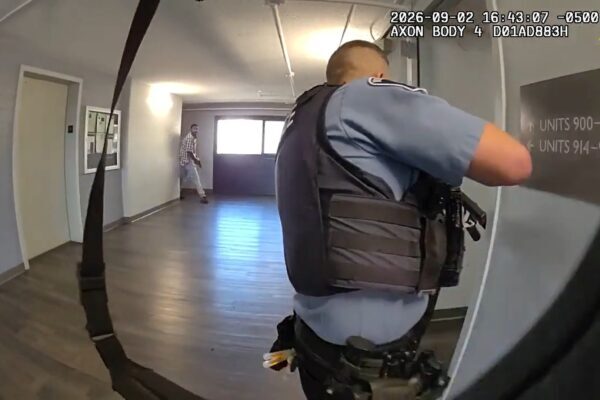 Câmera corporal registra tiroteio que matou 2 em Minneapolis
