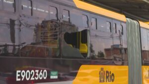 www.deixaeutefalar.com.br Passageiro morre baleado dentro de ônibus do BRT em Jacarepaguá