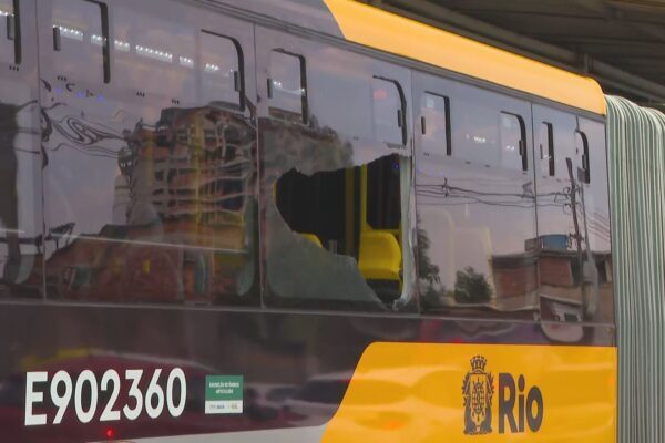 Passageiro morre baleado dentro de ônibus do BRT em Jacarepaguá