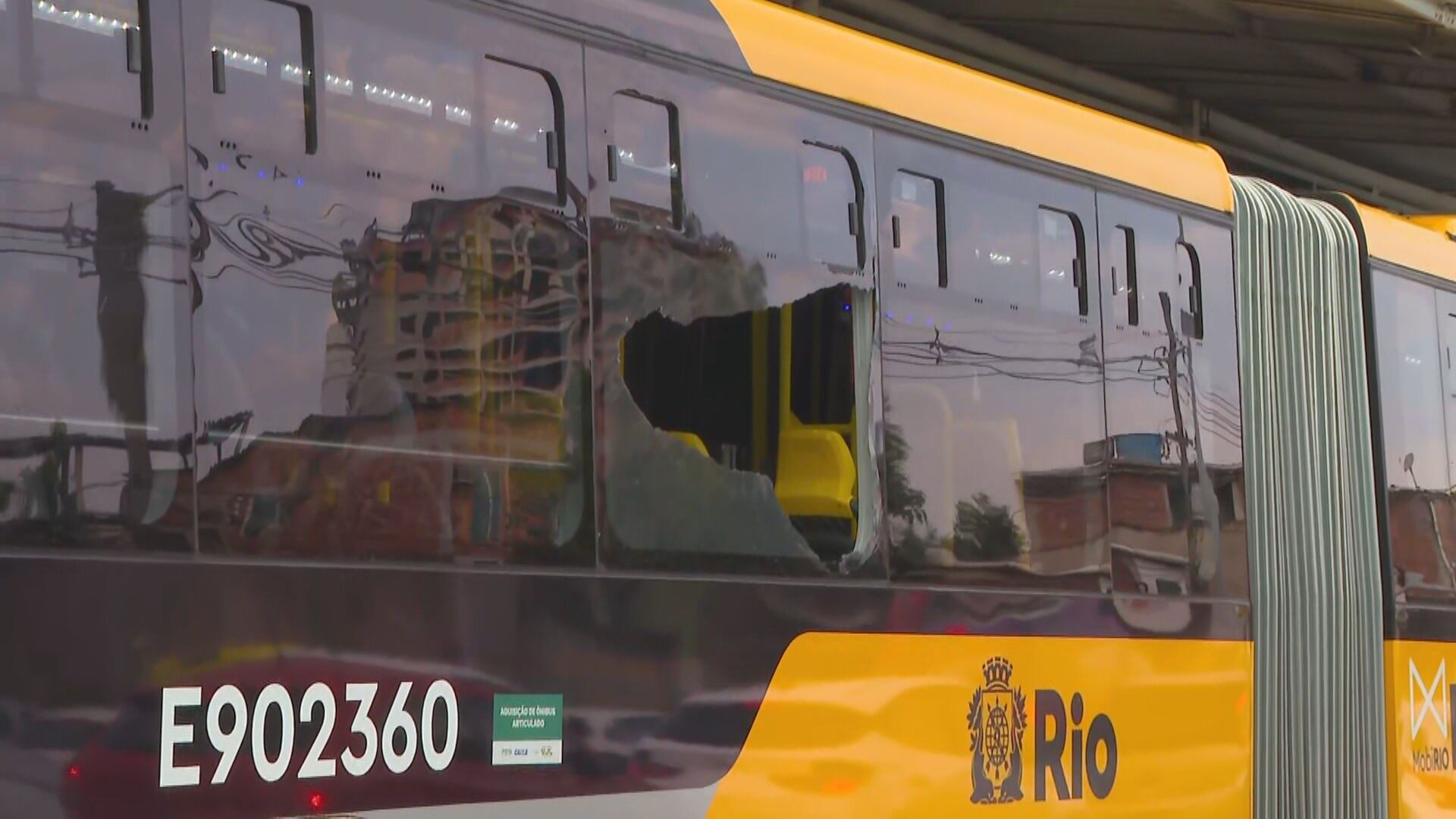 www.deixaeutefalar.com.br Passageiro morre baleado dentro de ônibus do BRT em Jacarepaguá
