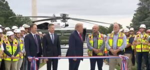 Trump discursa sem microfone após boicote de emissoras dos EUA