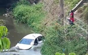 Motorista de aplicativo cai com carro em igarapé de Manaus