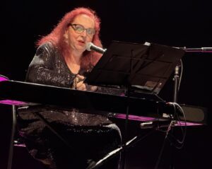 Cida Moreira leva show sobre Angela Ro Ro ao Teatro Ipanema