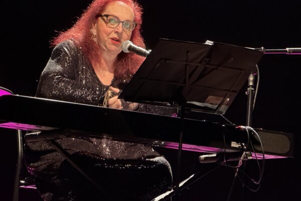 Cida Moreira leva show sobre Angela Ro Ro ao Teatro Ipanema