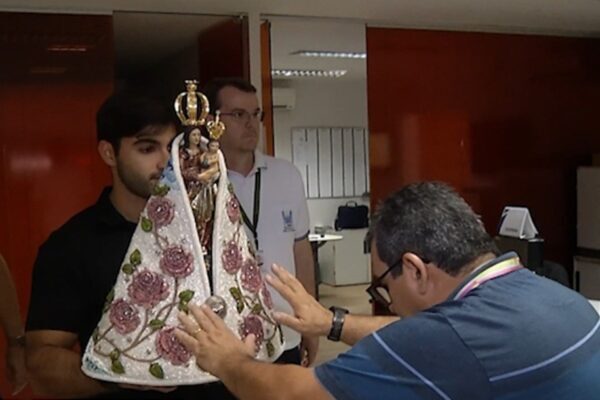 Imagem peregrina de Nossa Senhora de Nazaré visita TV Liberal